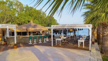 Bar en milieu de piscine