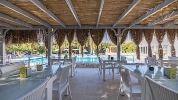 Serveert lunch en diner, stranduitzicht