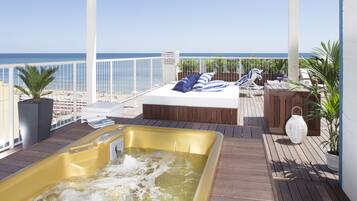 Outdoor spa tub
