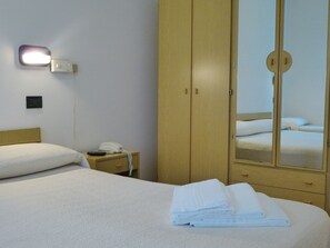 Dreibettzimmer | Individuell dekoriert, individuell eingerichtet, Schreibtisch