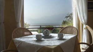 A table set for tea with a view of the sea. - Hotel Merano (Brenzone sul Garda)