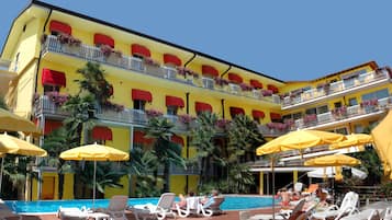 Outdoor pool, pool umbrellas, sun loungers