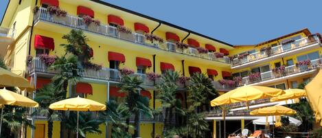 Piscine extérieure, parasols de plage, chaises longues