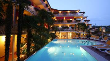 Outdoor pool, pool umbrellas, sun loungers