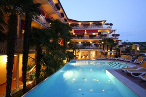 Outdoor pool, pool umbrellas, sun loungers - Hotel Capri (Bardolino)