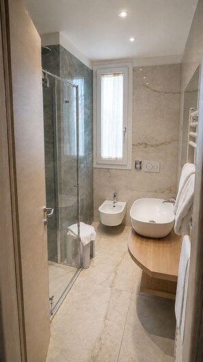 Classic-Doppel- oder -Zweibettzimmer (North side) | Badezimmer | Haartrockner, Bidet, Handtücher