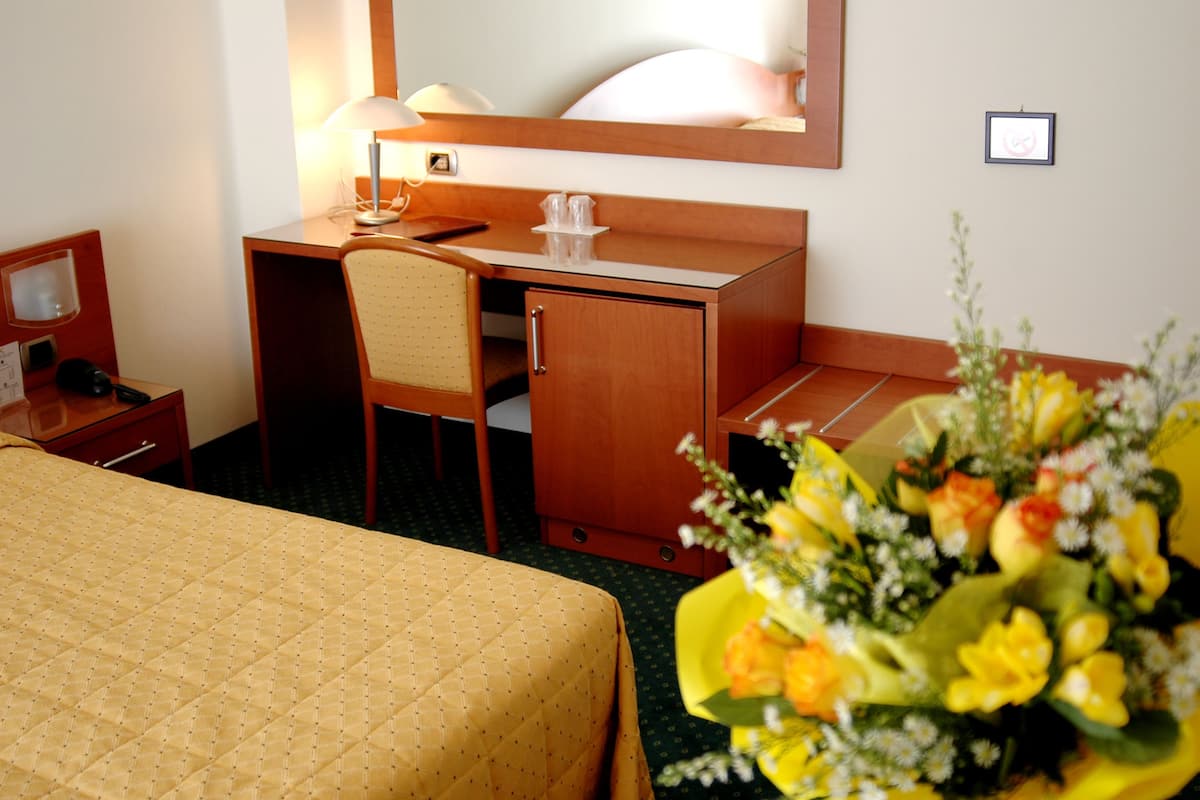 Superior tweepersoonskamer | 1 slaapkamer, een minibar, een kluis op de kamer, een bureau