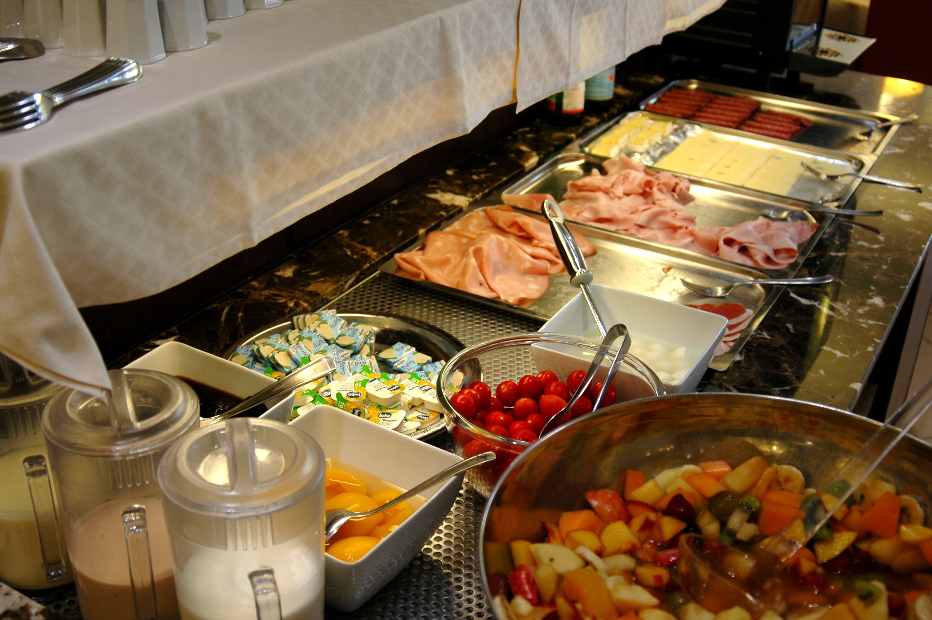 free buffet breakfast