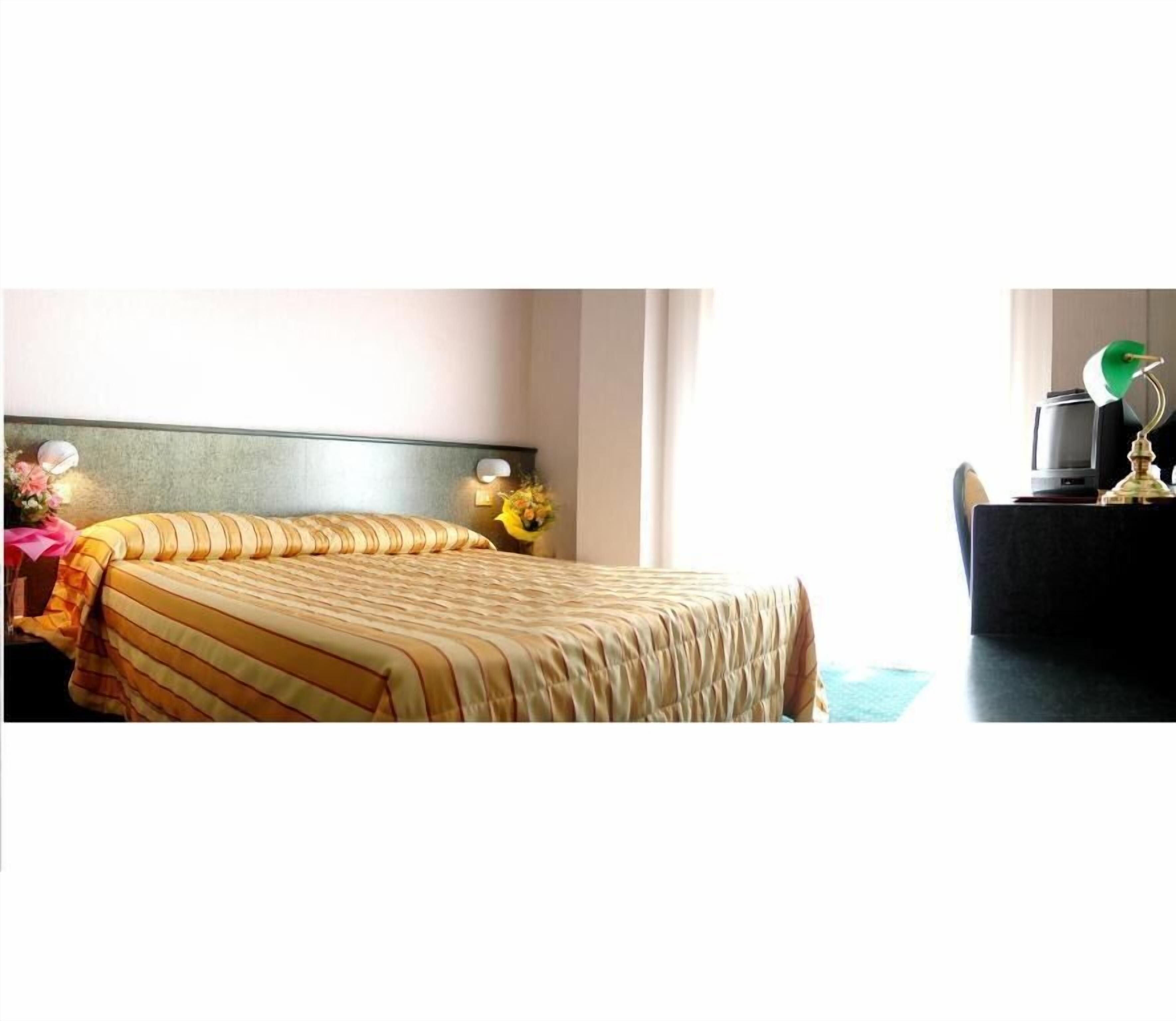 minibar, in-room safe, desk, laptop workspace