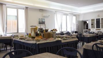 Tägliches Frühstücksbuffet gegen Gebühr