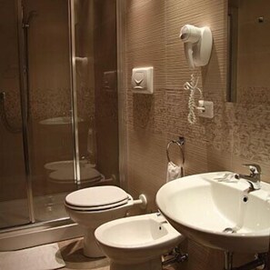 A bathroom with a toilet, bidet, and sink. - Hotel Impero (Rimini)