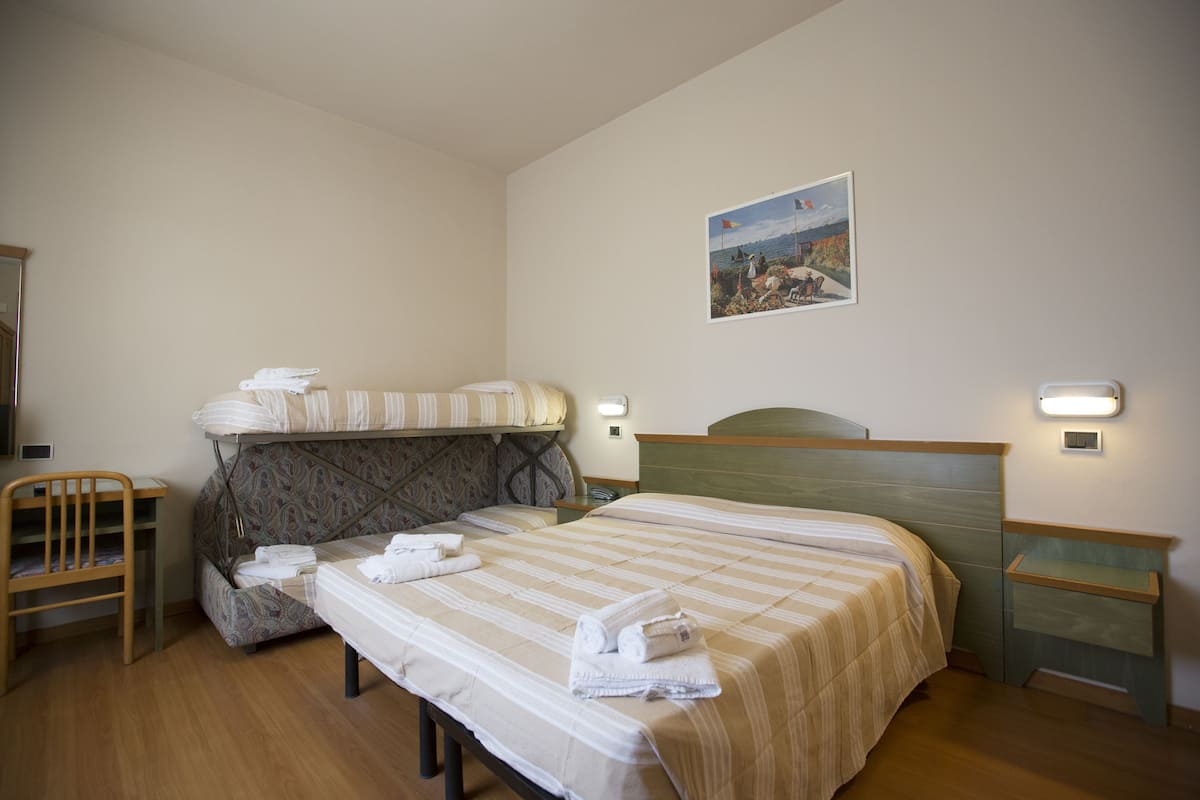 Quadruple Room | In-room safe, desk, laptop workspace, free WiFi