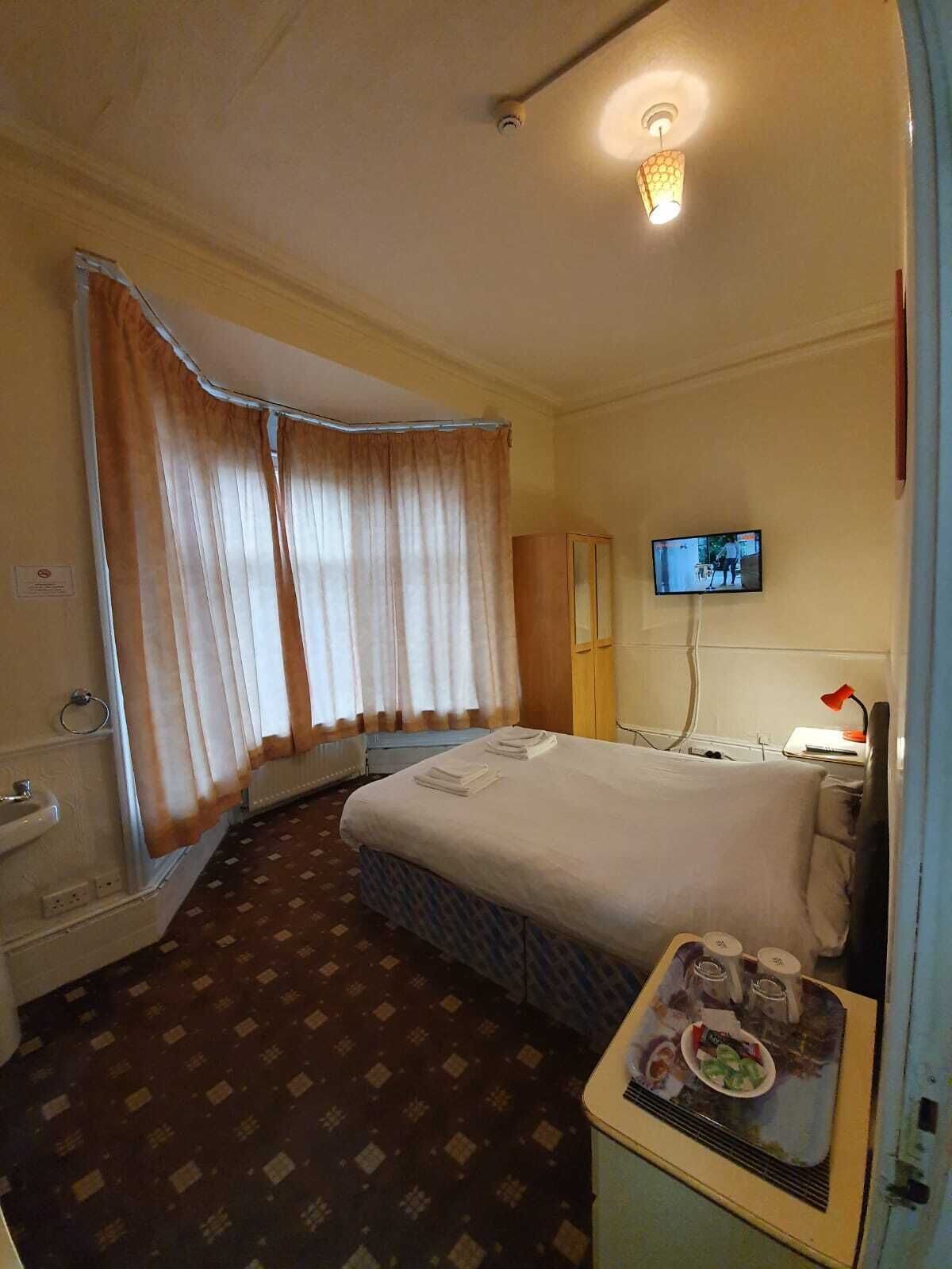 Double Room, Shared Bathroom | Desk, blackout drapes, free WiFi