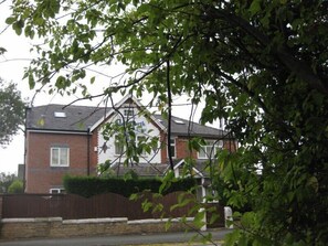 Desk, blackout curtains, free WiFi - The Handforth Lodge (Wilmslow)