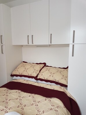 Desk, blackout curtains, free WiFi - The Handforth Lodge (Wilmslow)