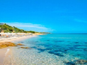 Playa privada en los alrededores, arena blanca