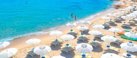 Privat strand i nÀrheten och vit sandstrand