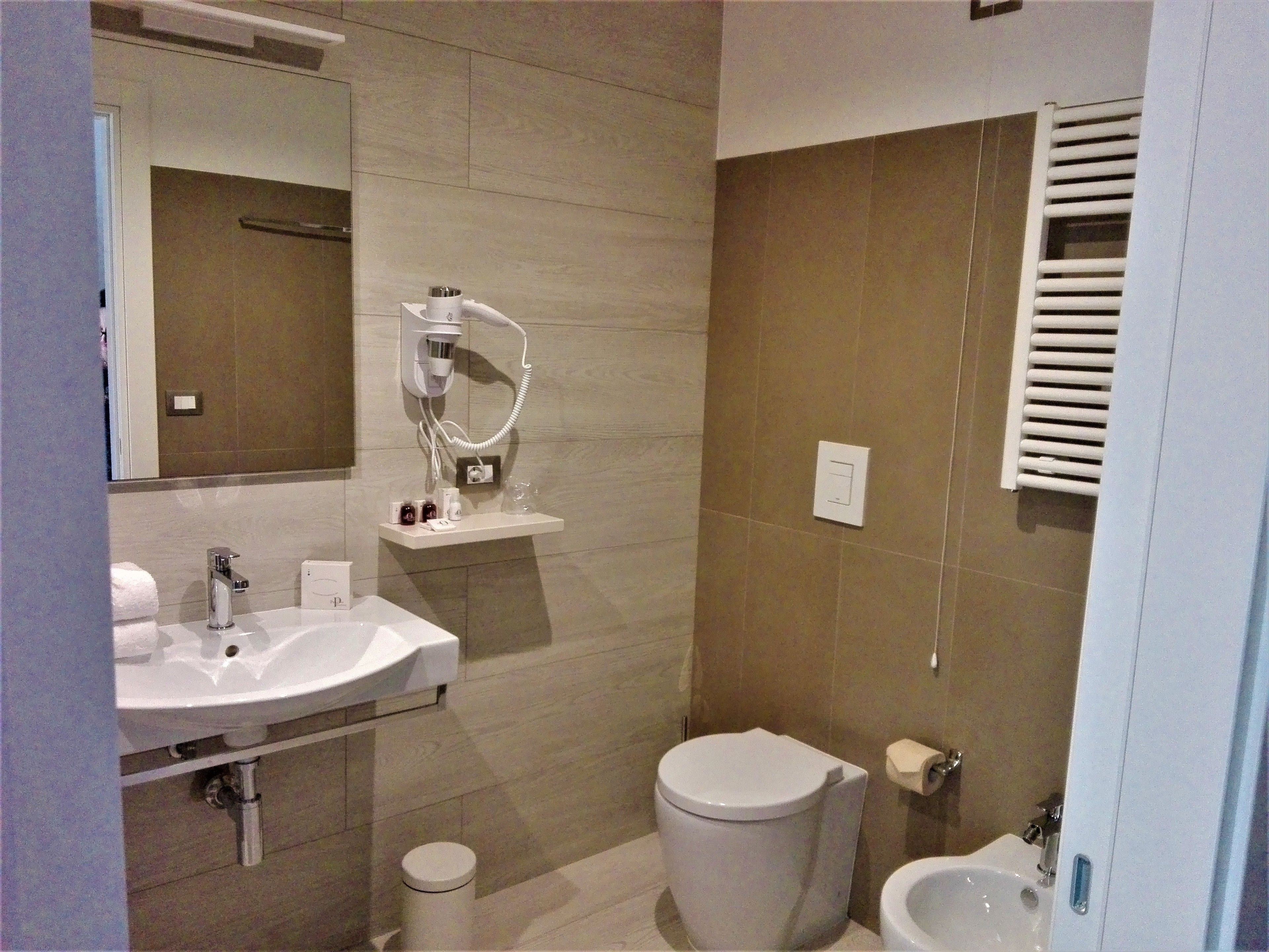 shower, rainfall showerhead, free toiletries, hair dryer