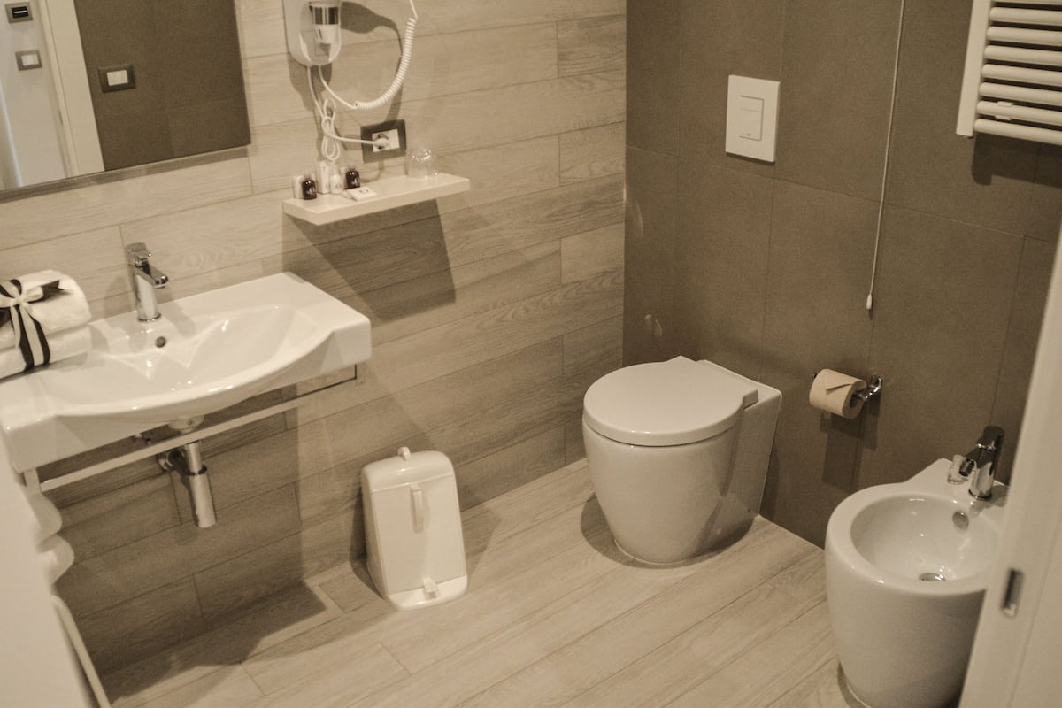 shower, rainfall showerhead, free toiletries, hair dryer