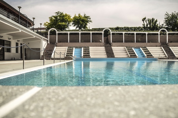 2 outdoor pools