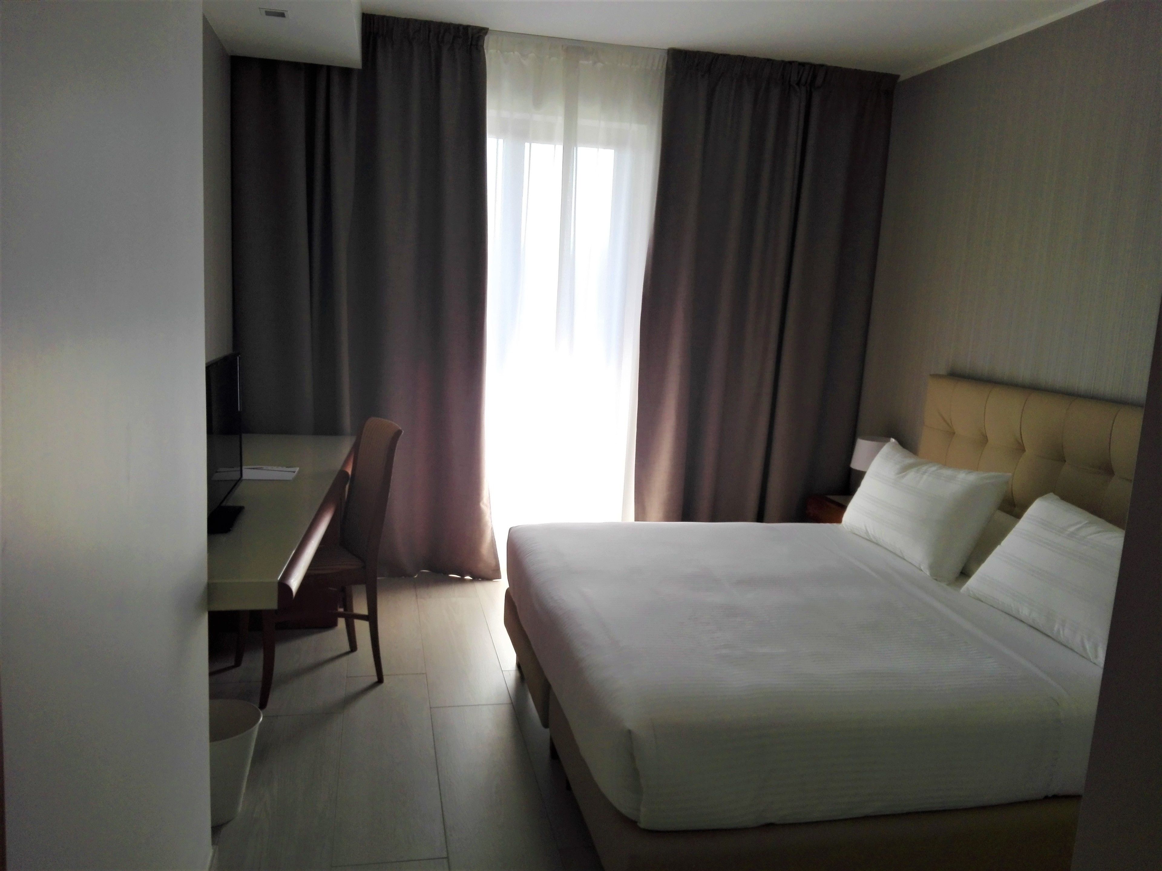 2 bedrooms, premium bedding, minibar, in-room safe