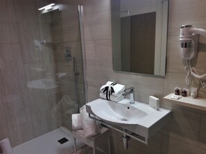 Familien-Vierbettzimmer | Badezimmer