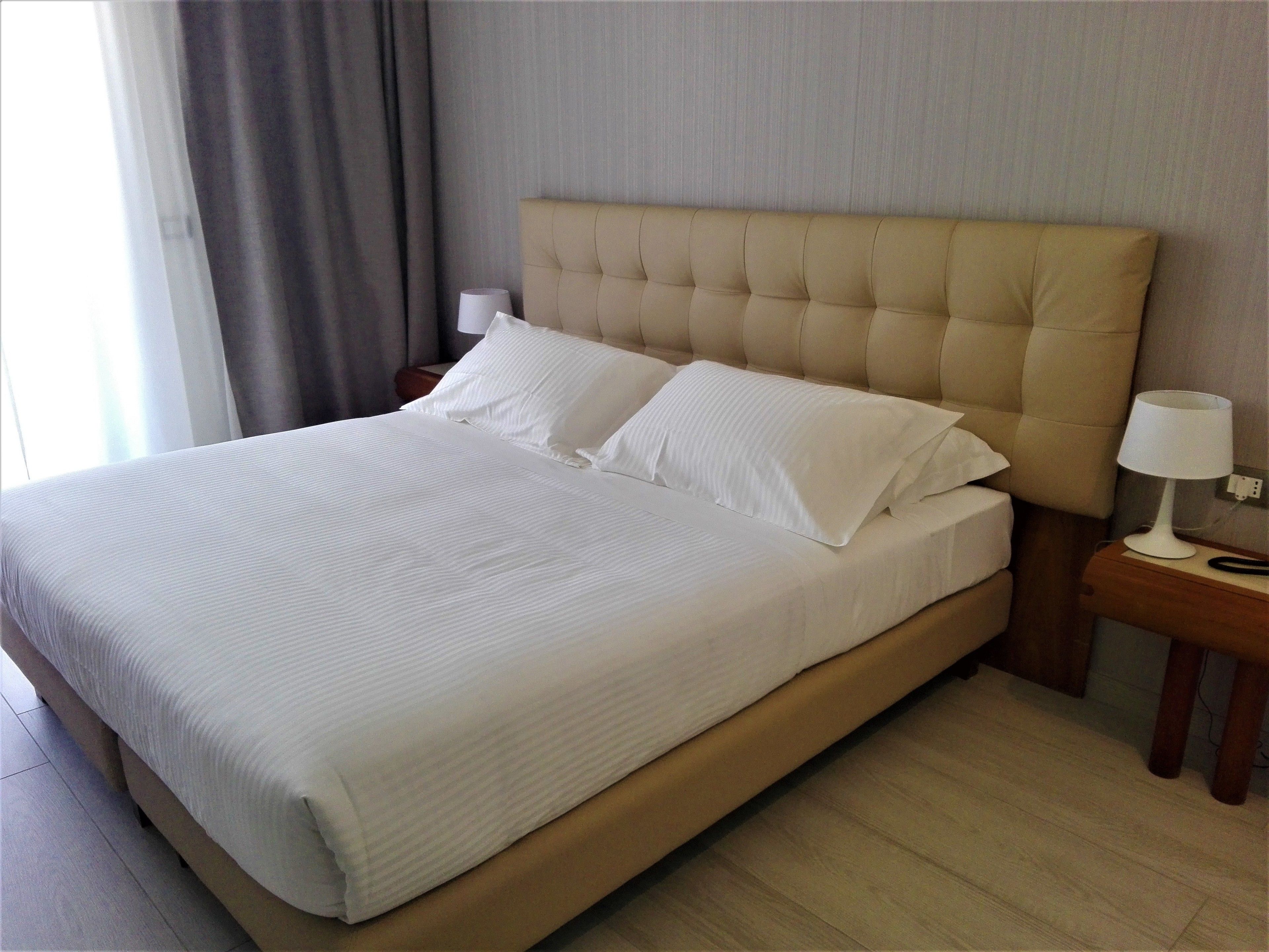 2 bedrooms, premium bedding, minibar, in-room safe