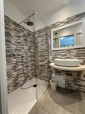 Douche, douche à « effet pluie », articles de toilette gratuits