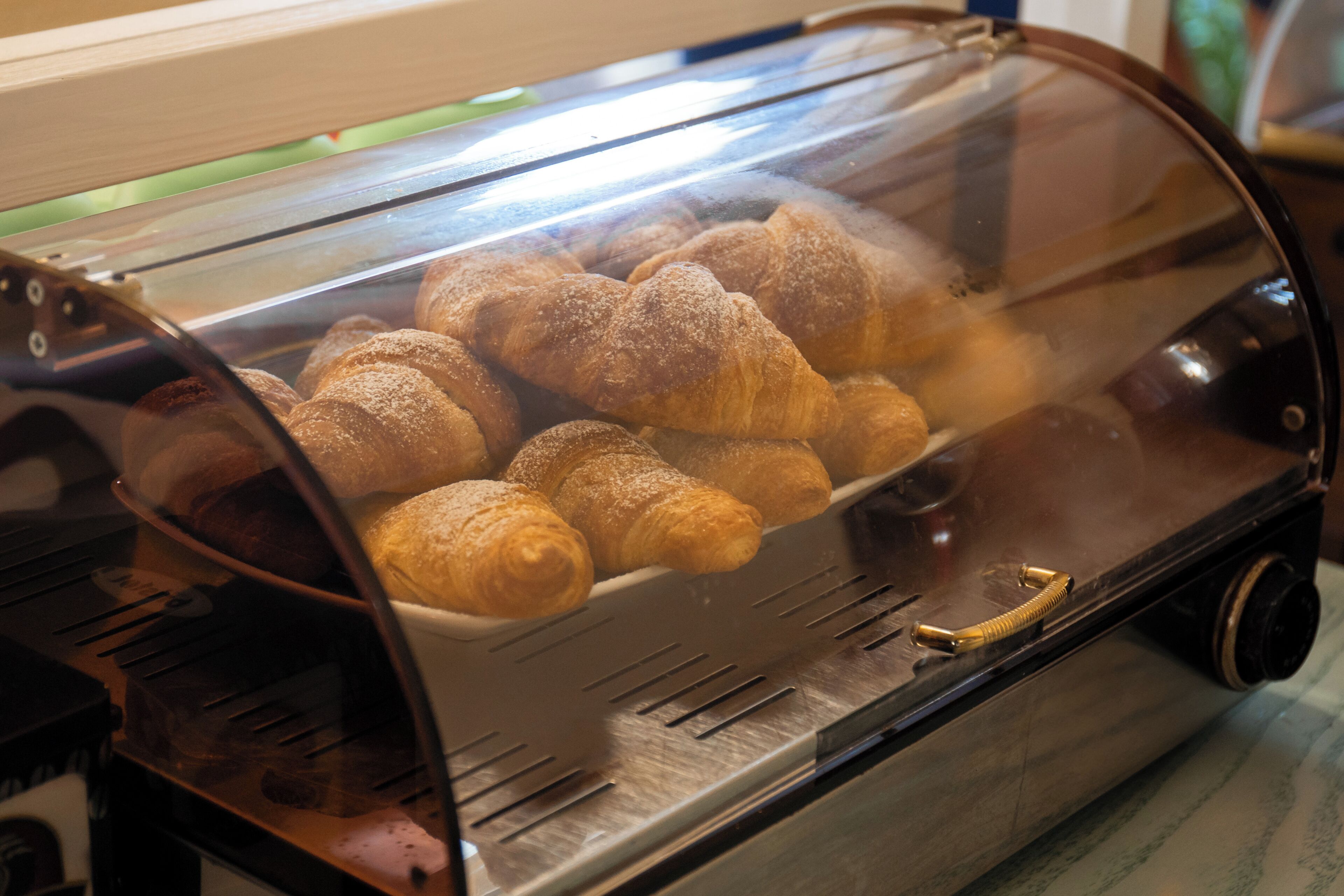 Una vetrina di pasticceria con dolci.