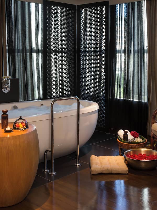 Couples treatment rooms, body treatments, hot stone massages