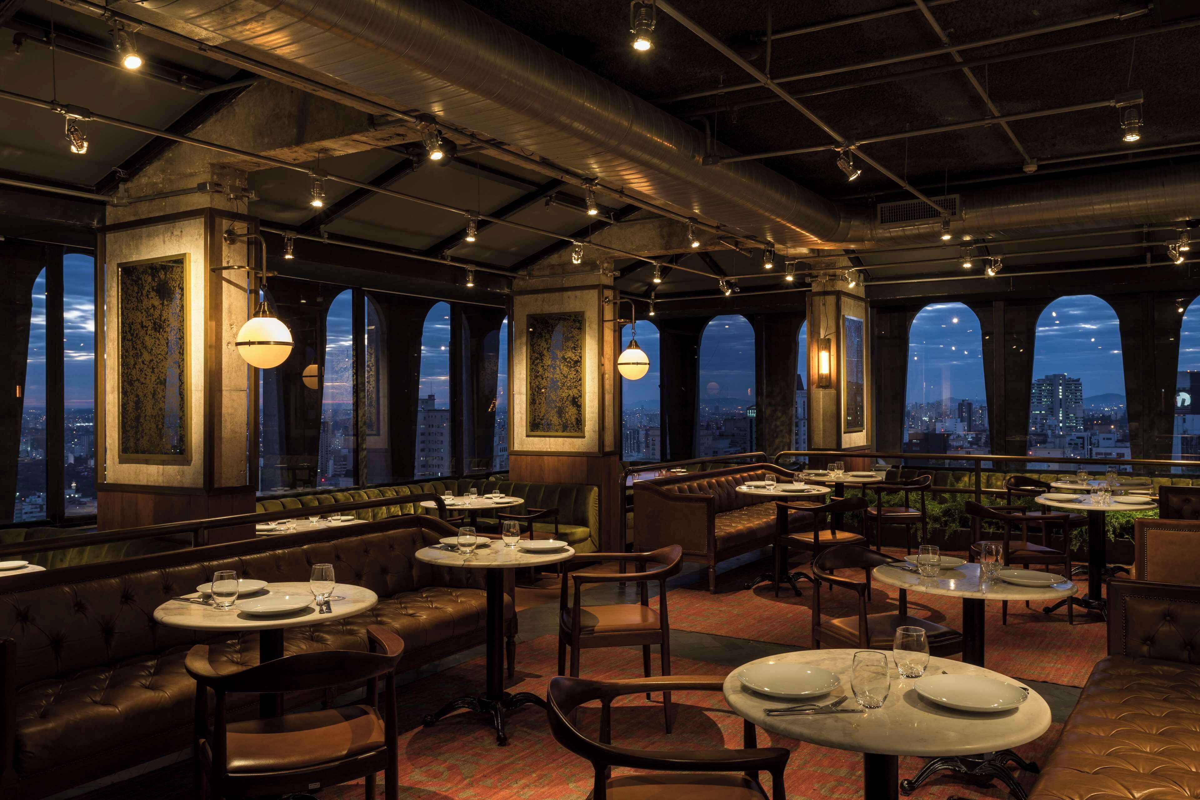 2 ravintolaa, paikallinen ja kansainvälinen keittiö