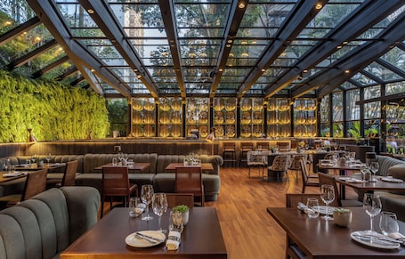 2 restaurantes, se sirve cena, cocina local e internacional