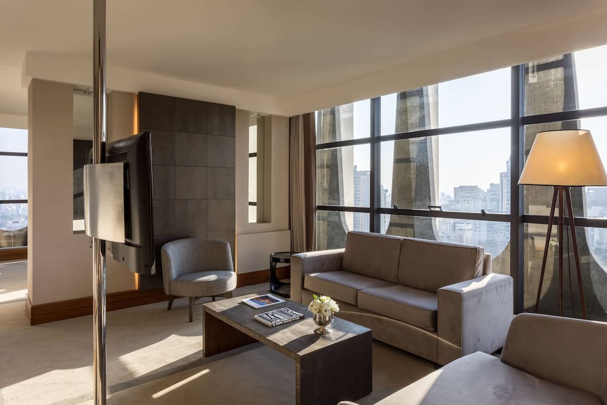 Executive Suite, Garden View | Living area | 42-inch LCD TV with digital channels, TV