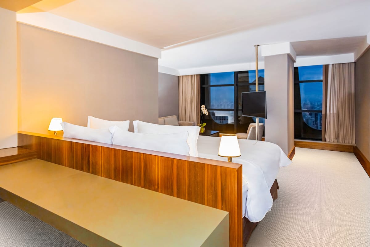 Premium bedding, pillow-top beds, minibar, in-room safe