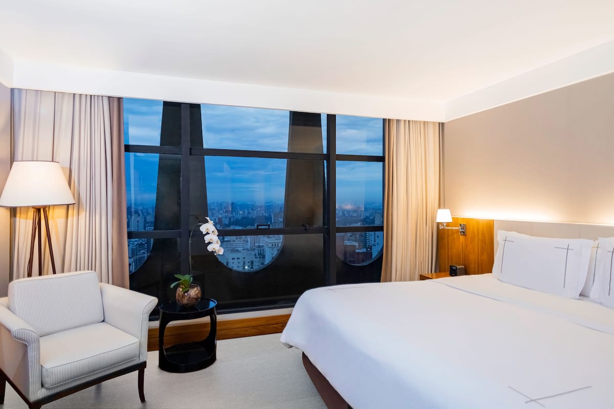 Premium bedding, pillow-top beds, minibar, in-room safe