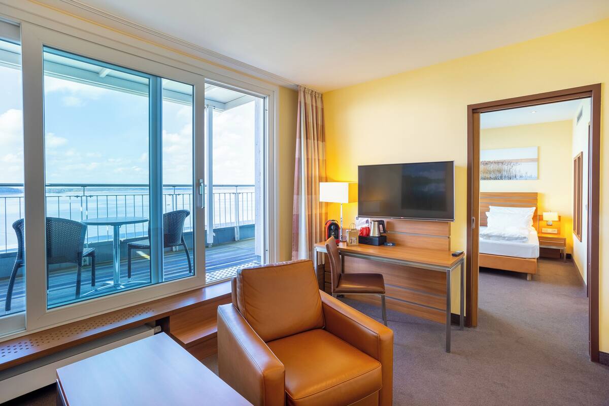 Executive Suite (Sea Side) | Hypo-allergenic bedding available, in-room safe, desk, soundproofing