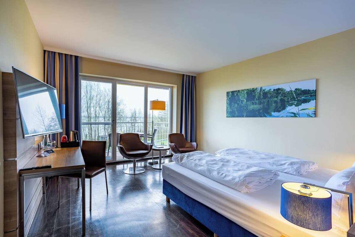 Comfort Room, 2 Twin Beds (Sea Side) | Hypo-allergenic bedding available, in-room safe, desk, soundproofing