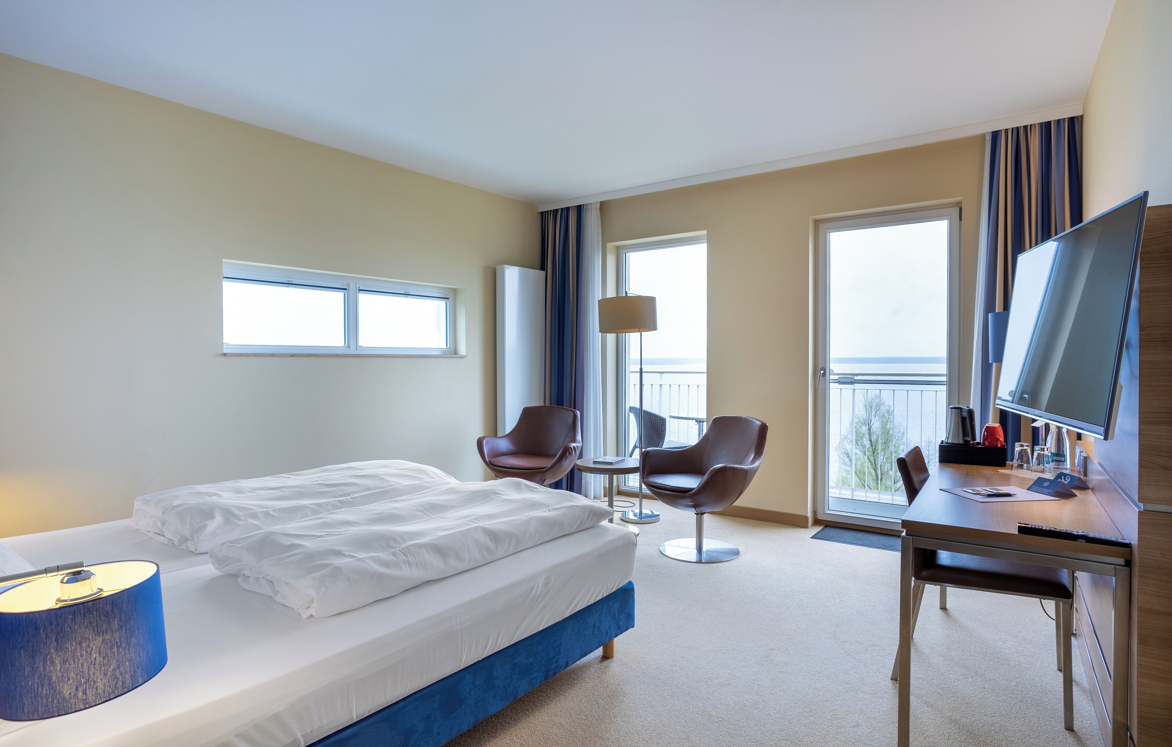 Habitación superior, 2 camas individuales (Sea Side) | Ropa de cama hipoalergénica y caja de seguridad en la habitación 