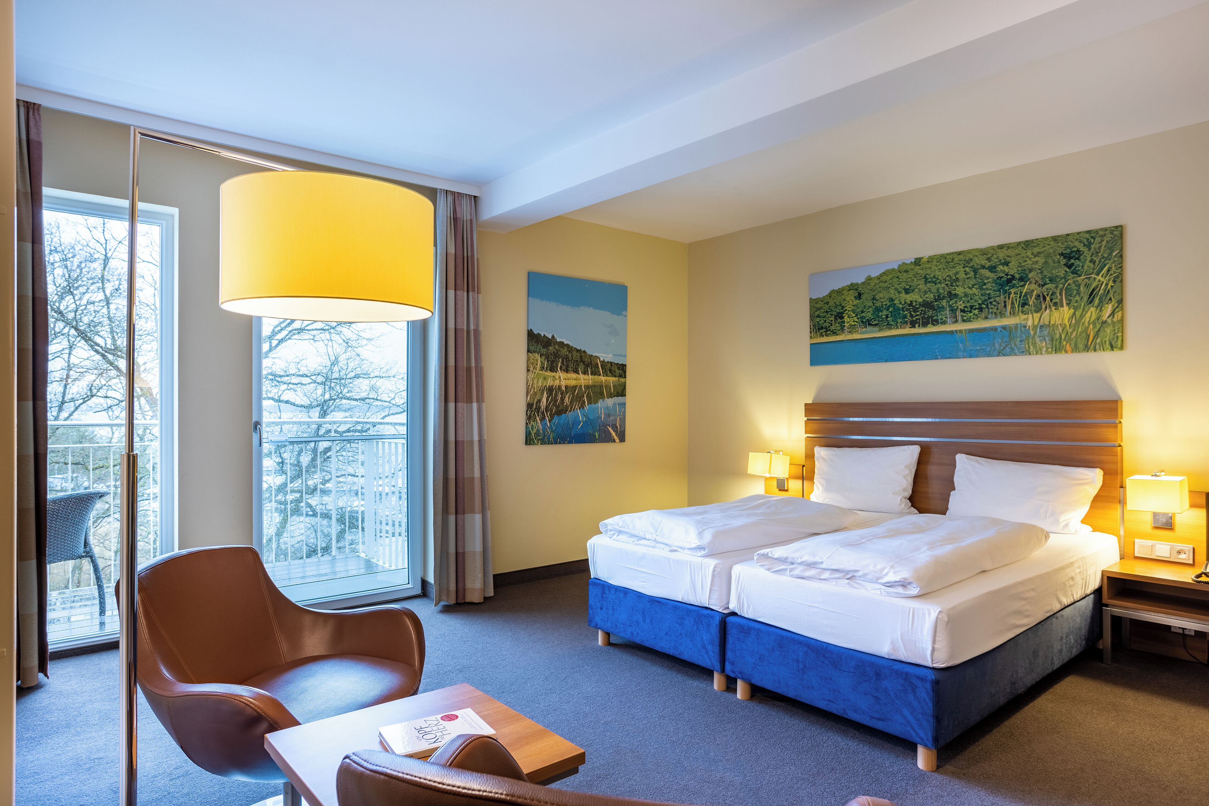 Habitación superior, 2 camas individuales (Partial Sea Side) | Ropa de cama hipoalergénica y caja de seguridad en la habitación 