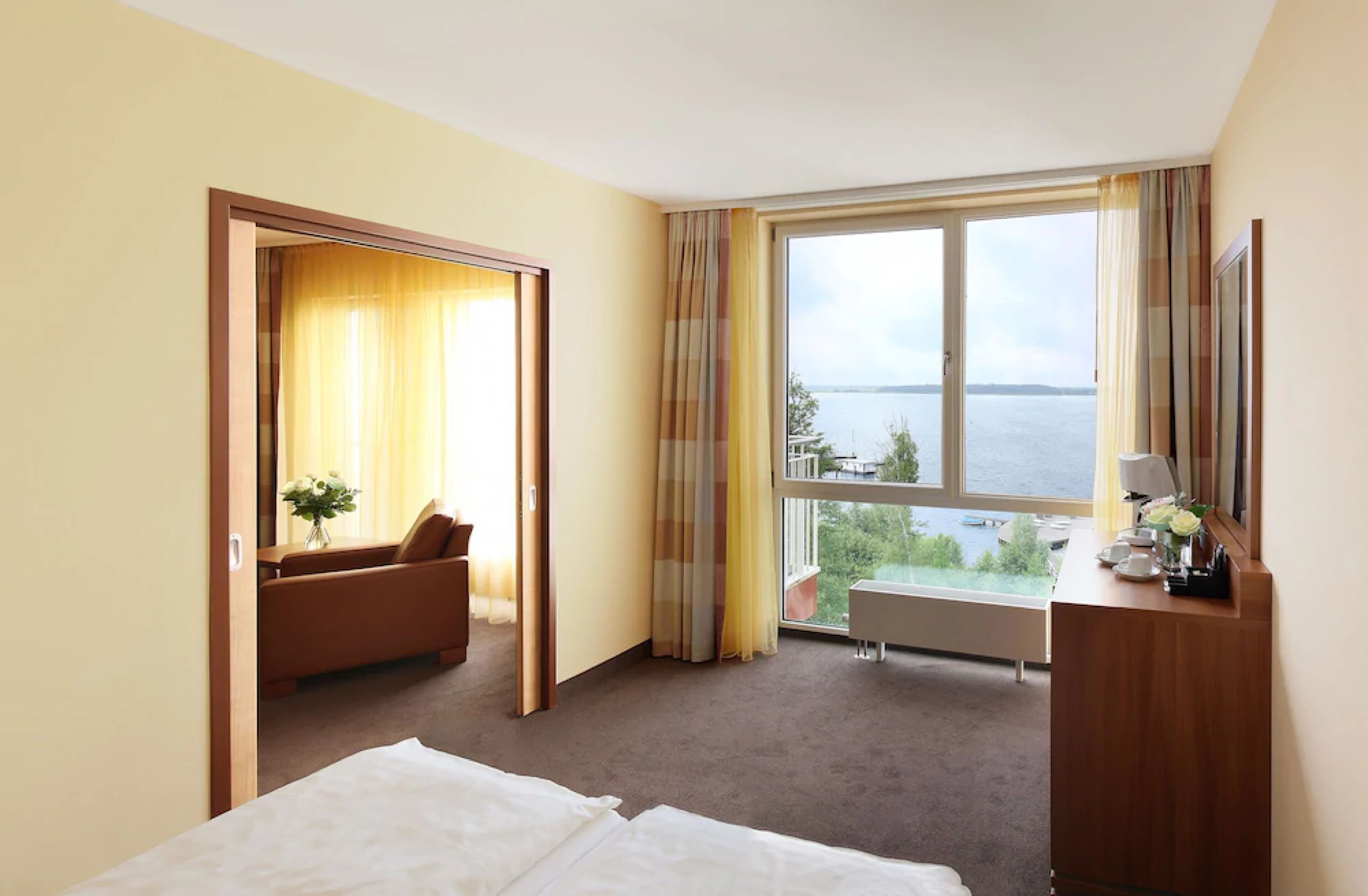 comfort suite, 1 double bed, lake view | 1 bedroom, hypo-allergenic bedding, in-room safe, individually furnished