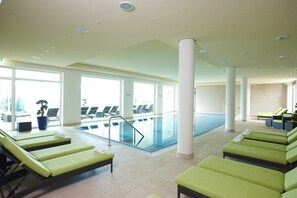Indoor pool, sun loungers - Seehotel Fleesensee (Goehren-Lebbin)