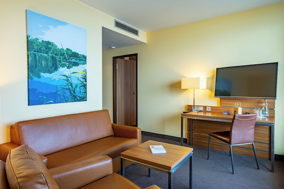 Suite junior (Sea Side) | Ropa de cama hipoalergénica y caja de seguridad en la habitación