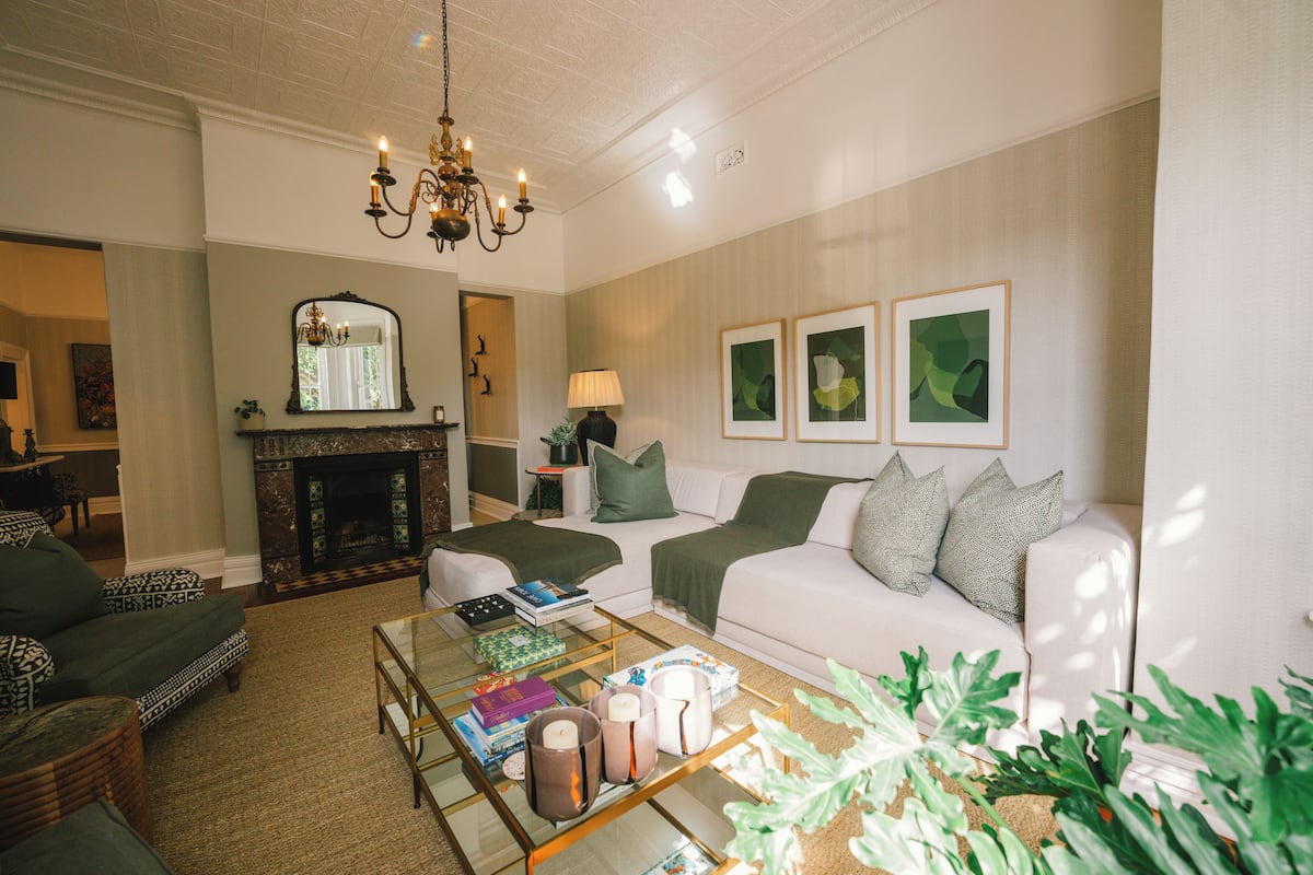 Stórt einbýlishús - 3 svefnherbergi | Stofa | 43-tommu flatskjársjónvarp með gervihnattarásum, sjónvarp.