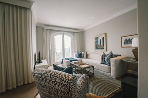 Apartment | Wohnbereich | 43-Zoll-Flachbildfernseher mit Satellitenempfang, Fernseher