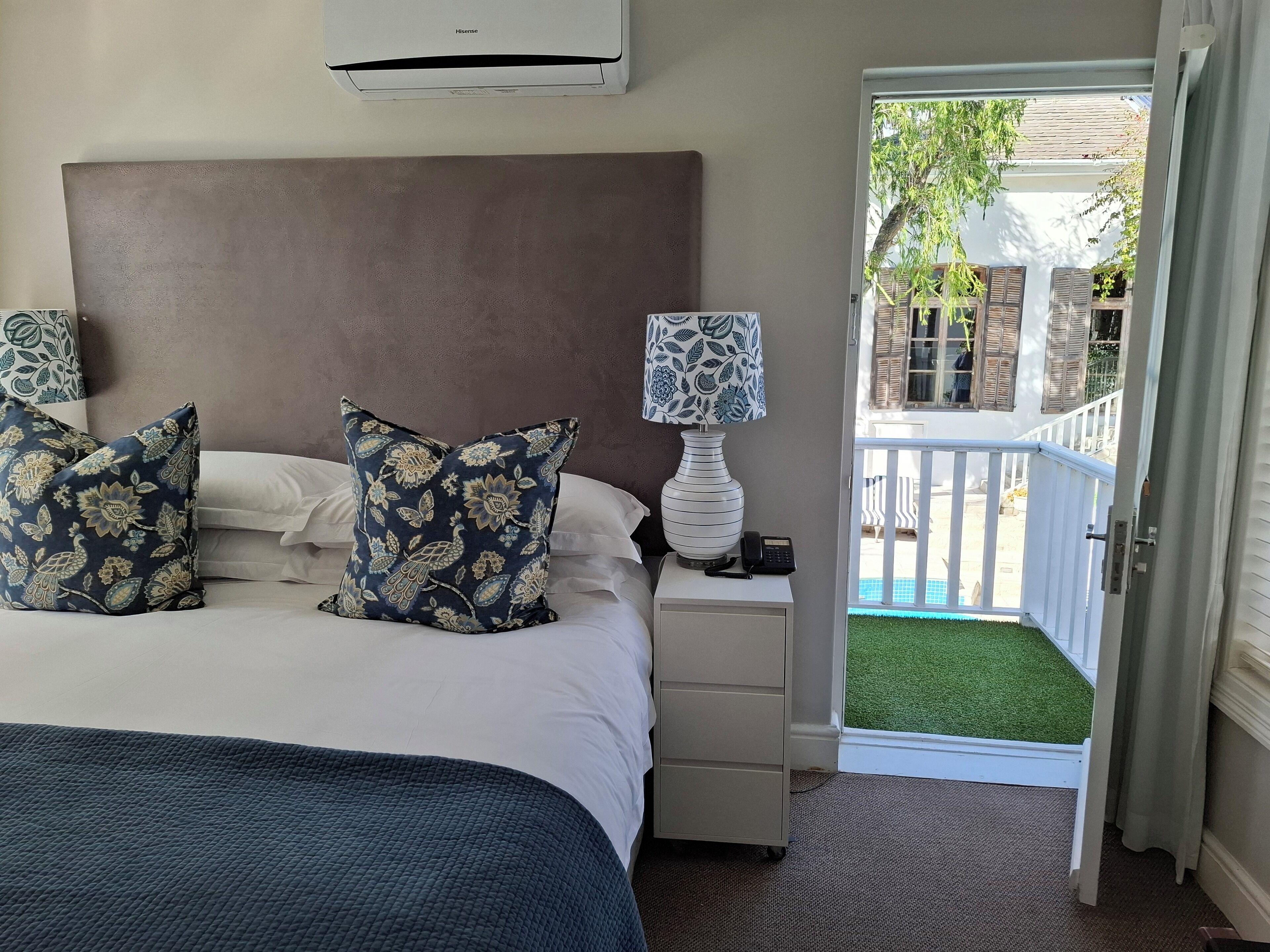 Ropa de cama de alta calidad y caja de seguridad en la habitación 