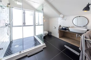 Loftsrom | Bad | Dusj, designertoalettartikler, hårføner og tøfler