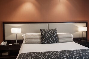 Phòng Superior, 1 giường cỡ queen | Nệm Select Comfort, két bảo mật tại phòng, bàn, màn/rèm cản sáng 
