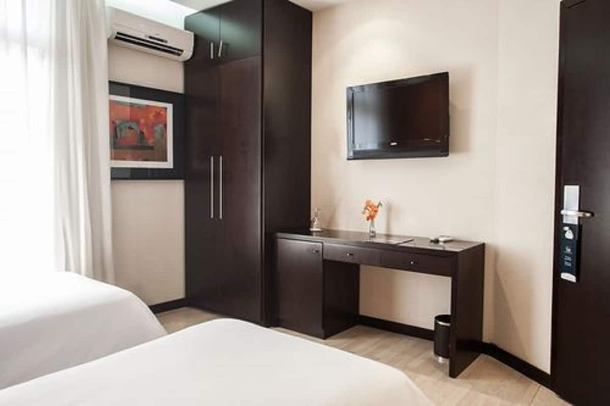 セレクト コンフォート製ベッド、セーフティボックス (室内)、デスク、遮光カーテン