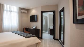 Colchones Select Comfort y caja de seguridad en la habitación