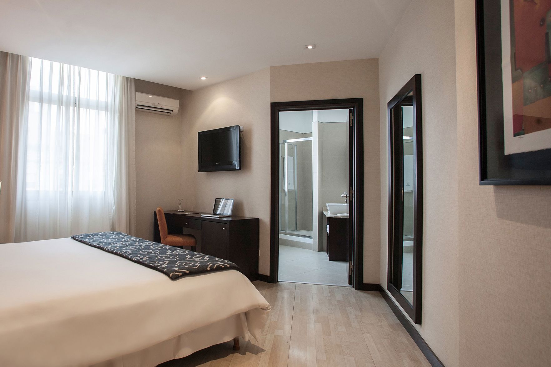 Matelas Select Comfort, coffres-forts dans les chambres, bureau